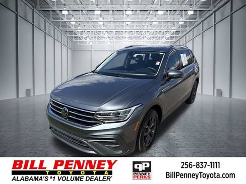 Used 2022 Volkswagen Tiguan SE w/ Panoramic Sunroof Package FWD image 1