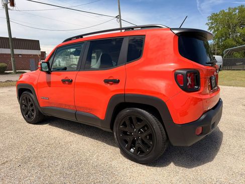 Used 2017 Jeep Renegade Altitude FWD image 7
