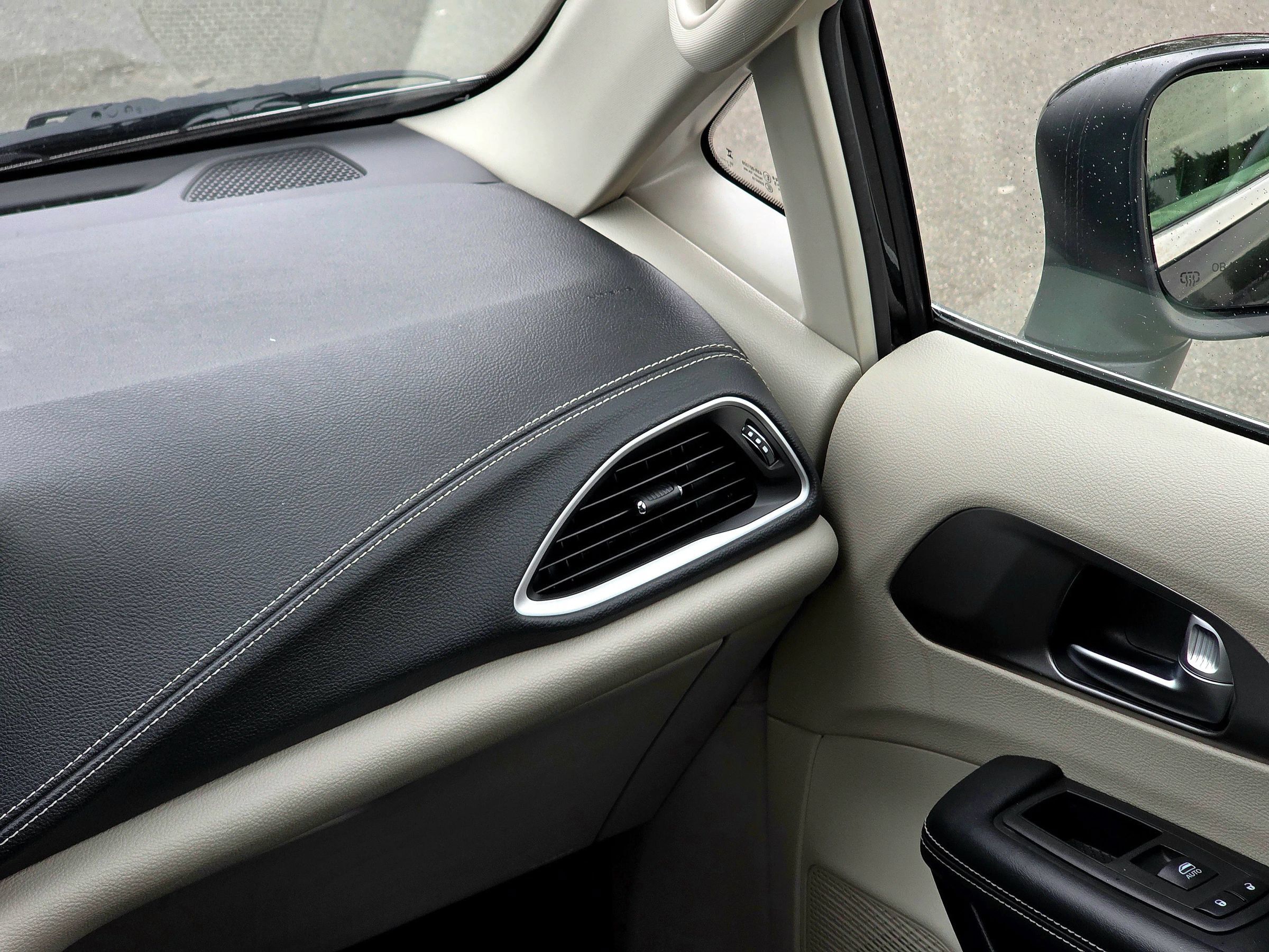 Used 2023 Chrysler Pacifica Touring-L FWD image 35