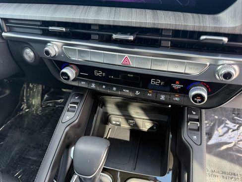Used 2025 Kia Telluride SX w/ SX Captain's Chair Package FWD image 32