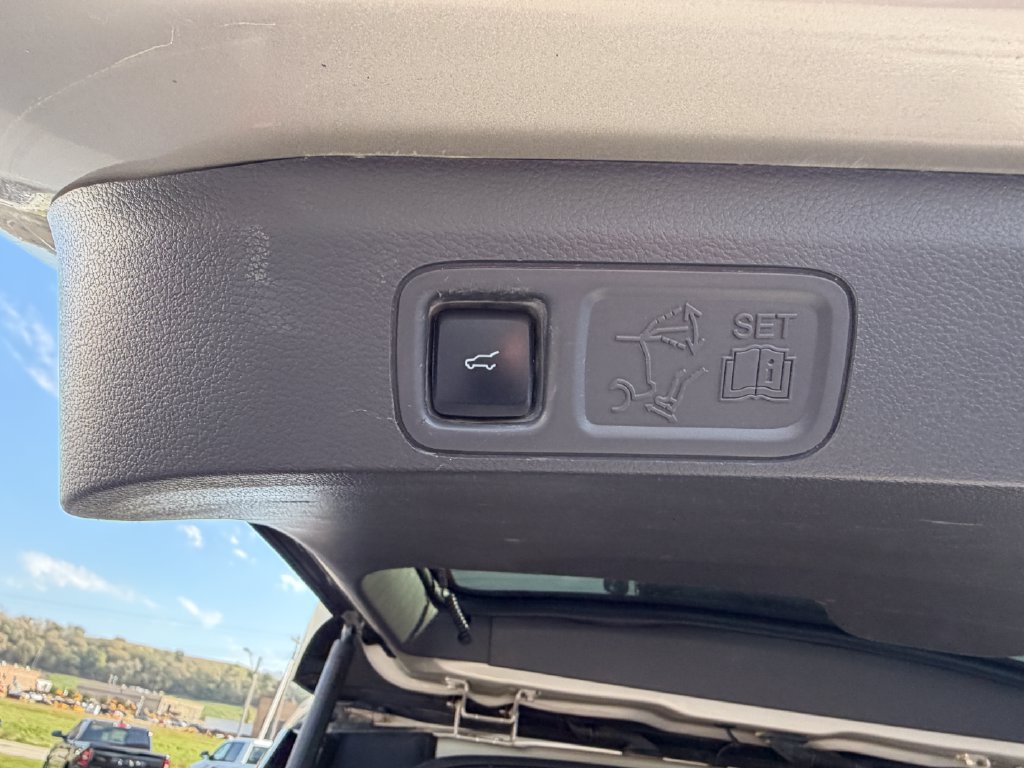 Used 2018 Ford Expedition Max XLT w/ Equipment Group 202A AWD/4WD image 16