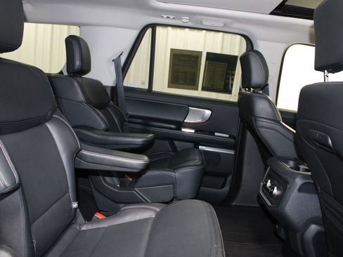 Used 2025 Ford Expedition Platinum image 35