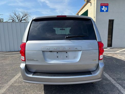 Used 2018 Dodge Grand Caravan SE w/ UConnect Hands-Free Group FWD image 4