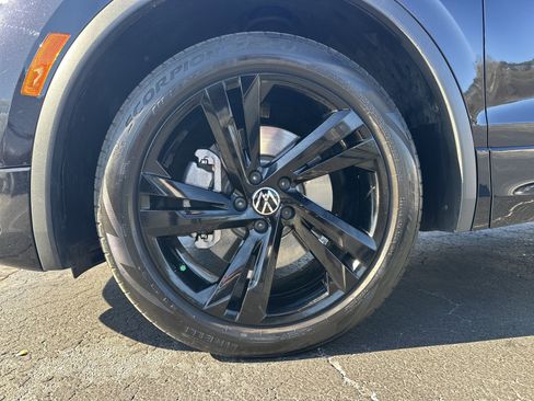 Used 2023 Volkswagen Tiguan SE R-Line image 12