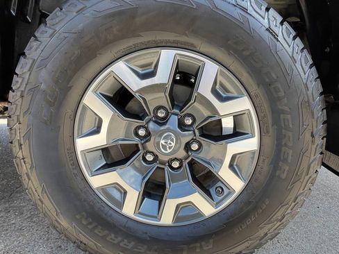 Used 2018 Toyota Tacoma TRD Off-Road w/ Technology Package RWD image 12
