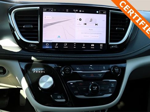 Used 2024 Chrysler Pacifica Select image 23