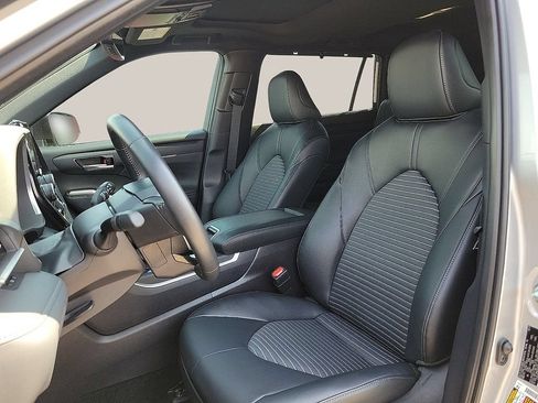Used 2025 Toyota Highlander XSE AWD/4WD image 12