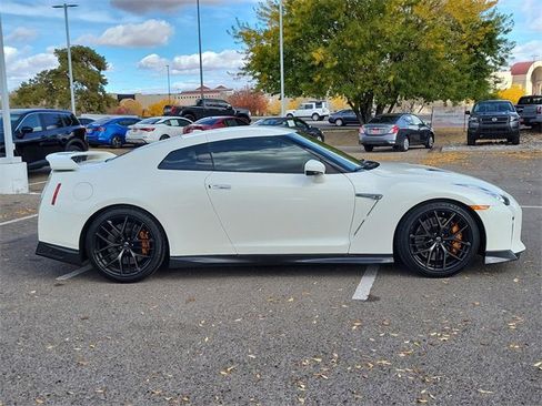 Used 2018 Nissan GT-R Premium image 3