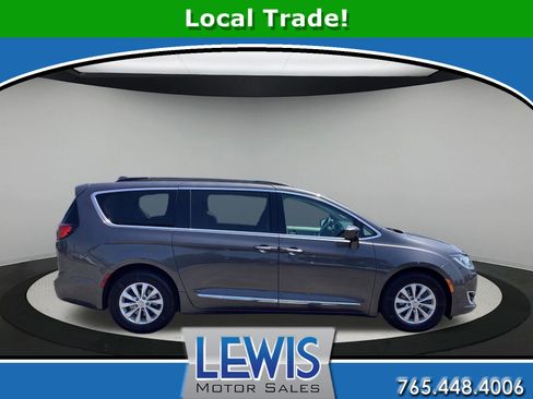 Used 2017 Chrysler Pacifica Touring-L FWD image 1