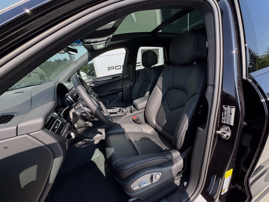 Certified 2025 Porsche Macan AWD/4WD image 5