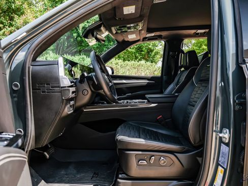 Used 2025 Cadillac Escalade V AWD/4WD image 33