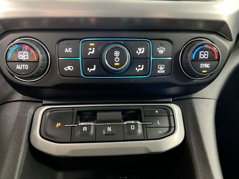 Used 2023 GMC Acadia SLT image 16