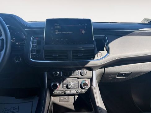 Used 2024 GMC Yukon SLT w/ SLT Luxury Package image 11