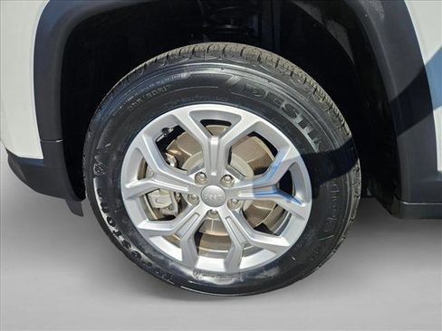 Used 2024 Jeep Compass Latitude AWD/4WD image 21