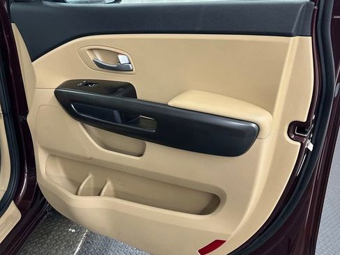 Used 2017 Kia Sedona LX w/ LX Essentials Premium Package FWD image 33