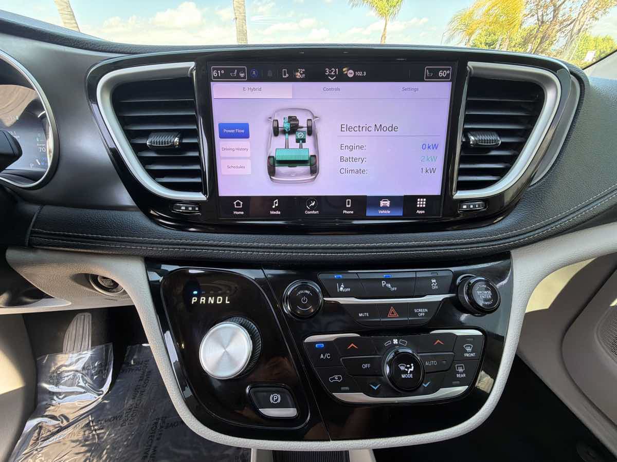 Used 2023 Chrysler Pacifica Touring-L FWD image 24