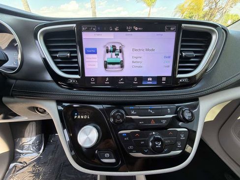 Used 2023 Chrysler Pacifica Touring-L FWD image 24