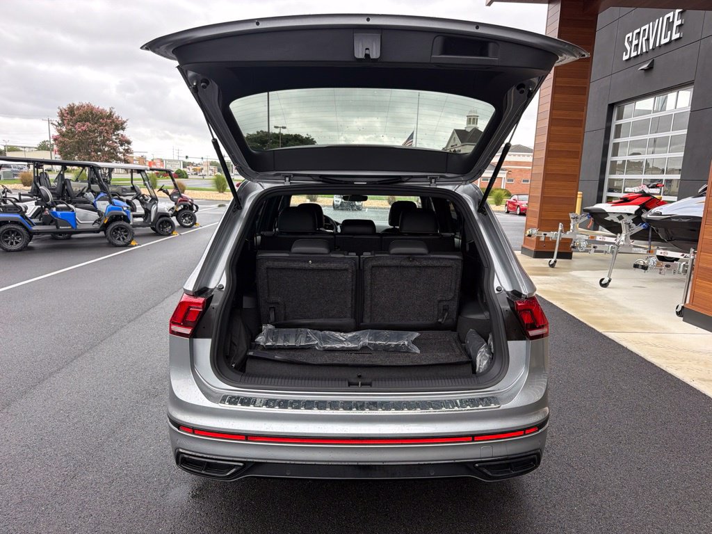 Used 2023 Volkswagen Tiguan SE R-Line FWD image 9