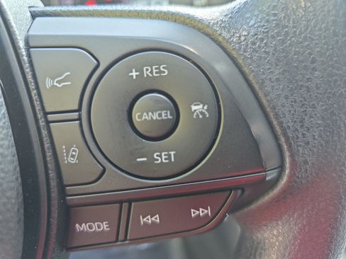 Used 2022 Toyota RAV4 XLE AWD/4WD image 16