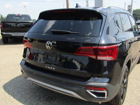 New 2024 Volkswagen Taos SE image 8