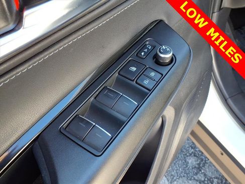 Used 2021 Toyota Venza LE w/ Carpet Mat Package (TMS) image 15