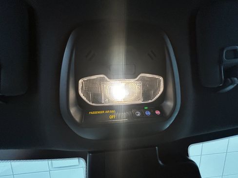 Used 2025 Chevrolet Trax RS FWD image 15