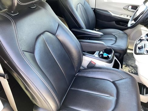 Used 2024 Chrysler Pacifica Touring-L FWD image 11