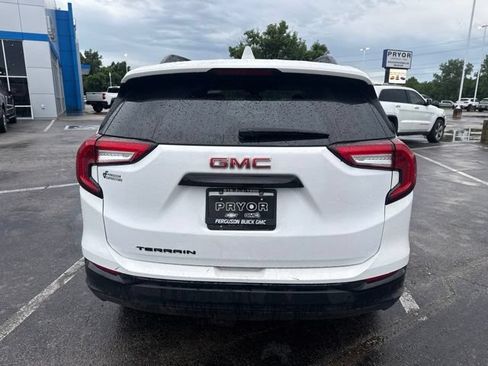 Used 2024 GMC Terrain SLE w/ Driver Convenience Package FWD image 3