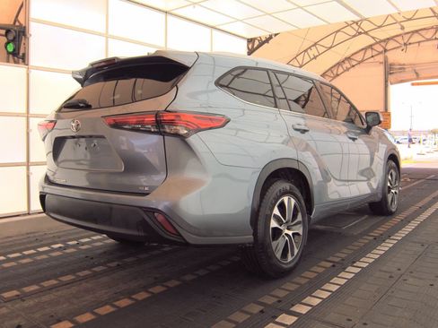 Used 2022 Toyota Highlander XLE FWD image 4