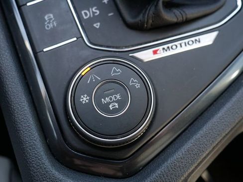 Used 2018 Volkswagen Tiguan SE image 33