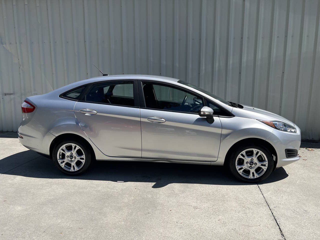 Used 2015 Ford Fiesta SE FWD image 2