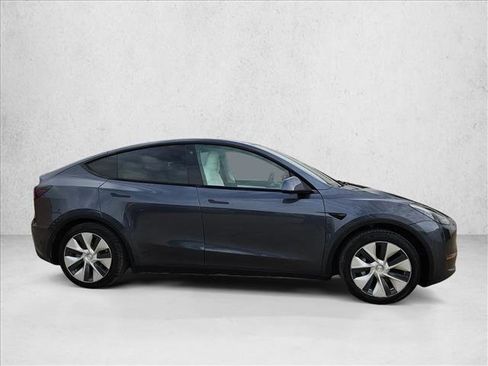 Used 2022 Tesla Model Y Long Range image 4