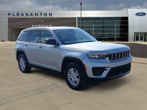 Used 2024 Jeep Grand Cherokee Laredo RWD image 7