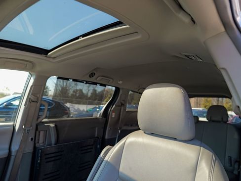 Used 2018 Toyota Sienna XLE w/ XLE Navigation Package FWD image 21
