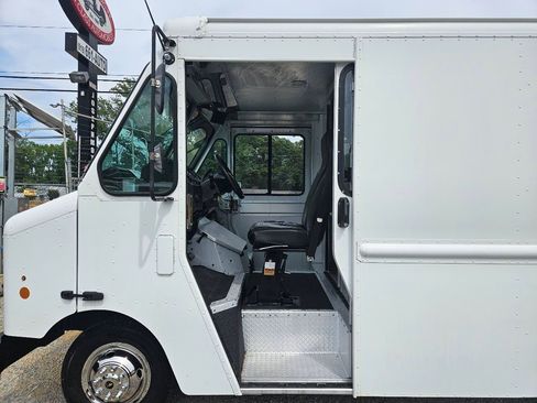 Used 2015 Ford E-350 and Econoline 350 Super Duty w/ A/C Prep Package RWD image 9