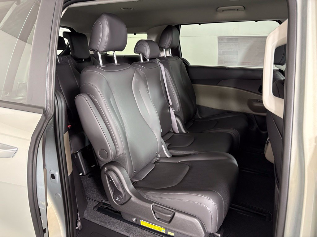 New 2026 Kia Carnival EX FWD image 44
