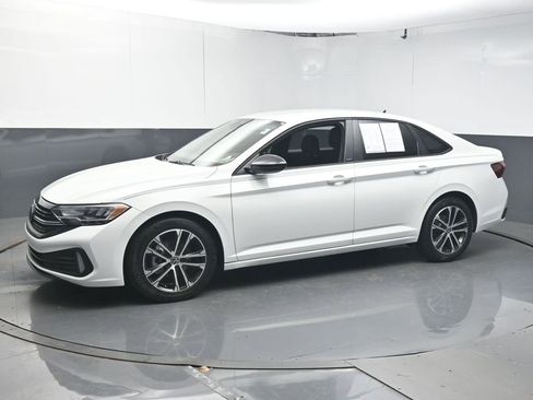 Used 2023 Volkswagen Jetta Sport image 4