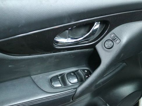 Used 2018 Nissan Rogue SV image 11