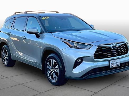 Used 2022 Toyota Highlander XLE image 2