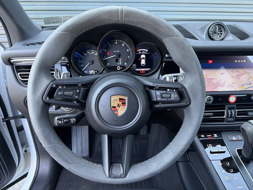 Certified 2026 Porsche Macan AWD/4WD image 24