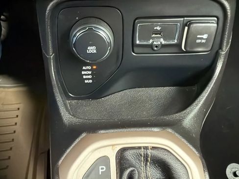 Used 2016 Jeep Renegade Limited image 19
