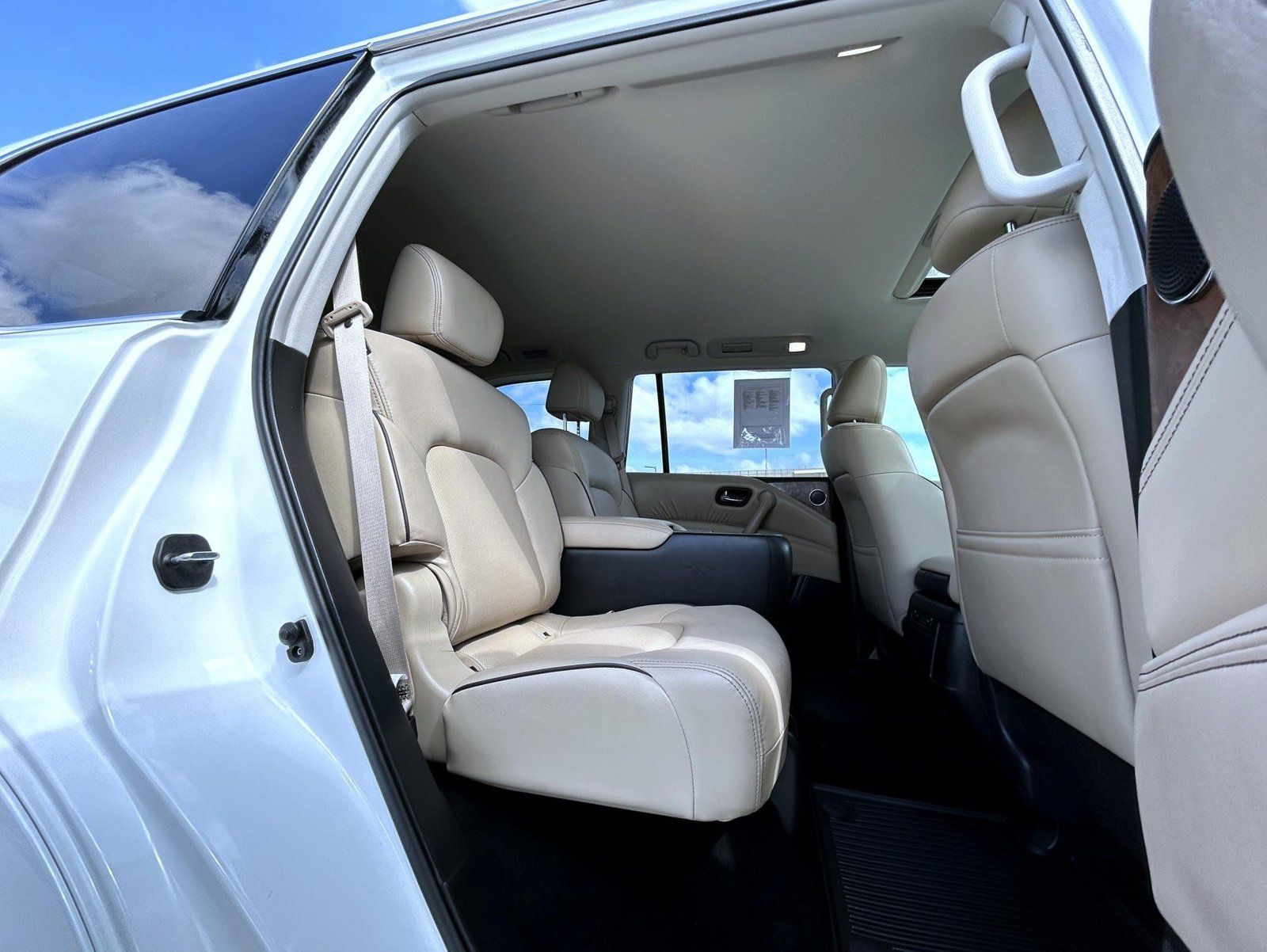 Used 2024 Nissan Armada SL w/ Captain's Chairs Package AWD/4WD image 18