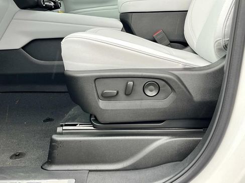 New 2025 Chevrolet Suburban Premier image 22