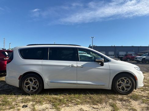 Used 2023 Chrysler Pacifica Limited FWD image 4