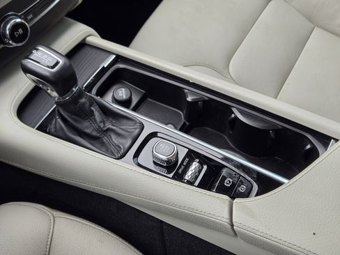 Used 2020 Volvo XC90 T6 Momentum image 21