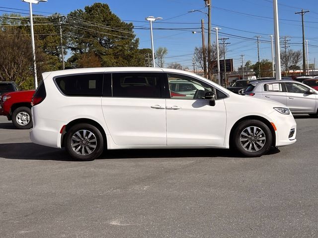 Used 2024 Chrysler Pacifica Limited FWD image 2