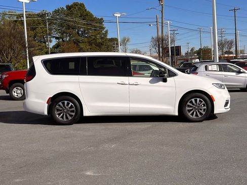 Used 2024 Chrysler Pacifica Select image 2