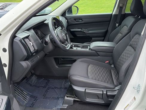 Used 2024 Nissan Pathfinder S FWD image 10