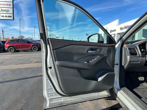 Used 2023 Nissan Rogue SV image 22