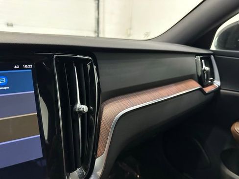 Used 2023 Volvo V60 B5 Cross Country Plus image 20